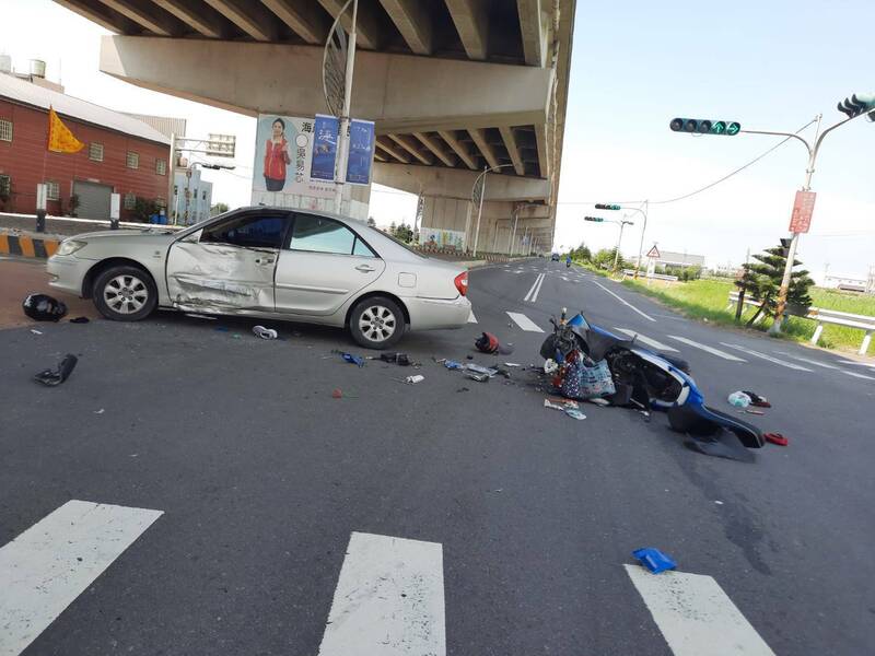 苗栗縣苑裡鎮西濱高架下道路與臨海路口發生轎車與機車碰撞事故，機車攔腰撞凹轎車駕駛座車門。（民眾提供）