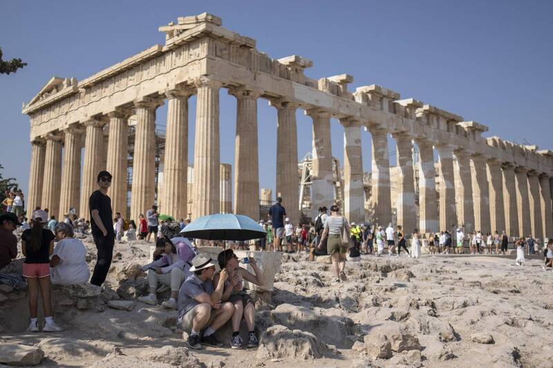 欧洲「地狱犬热浪」来袭，希腊当局宣布中午到下午5点关闭景点雅典卫城。图为卫城山上的古蹟帕德嫩神庙，几乎没有遮荫。（美联社）(photo:LTN)