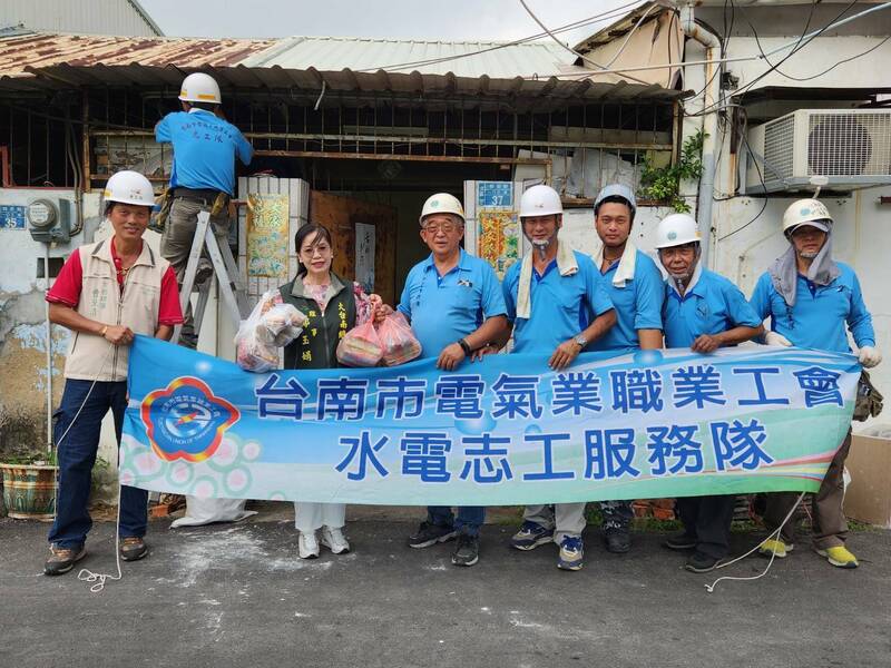 近來天氣高溫、雷雨持續，台南做工行善團犧牲假日趕工修繕弱勢屋，盼汛期前提供舒適居住環境。（圖由南市勞工局提供）