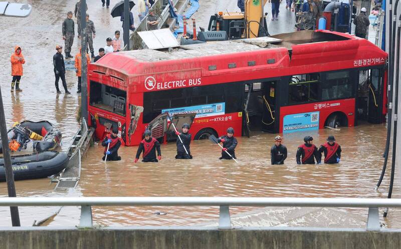 南韓暴雨釀35死，清州市忠清北道1輛公車由於平日路線受淹水影響，轉而開入五松邑地下道，沒想到地下道遭洪水灌入，車上至少5死。（法新社）