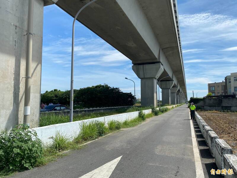 土庫石廟里高鐵橋下便道路龜裂嚴重，將進行改善。（記者詹士弘攝）