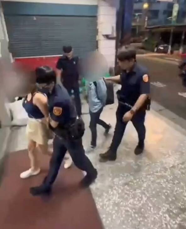 警方持搜索票破門，逮捕從事賣淫行為的黃女（左）及阮女（右）。（記者陸運鋒翻攝）