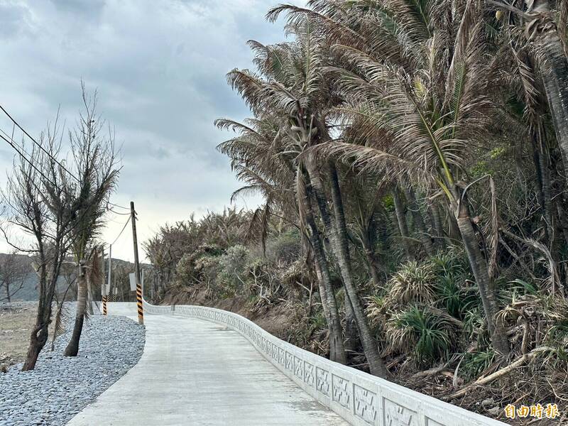 被譏諷是「陸蟹長城」的旭海觀音鼻保留區外道路修繕案，引發生態環保專家團體及各界關注抨擊。圖為拆除前。（記者蔡宗憲攝）