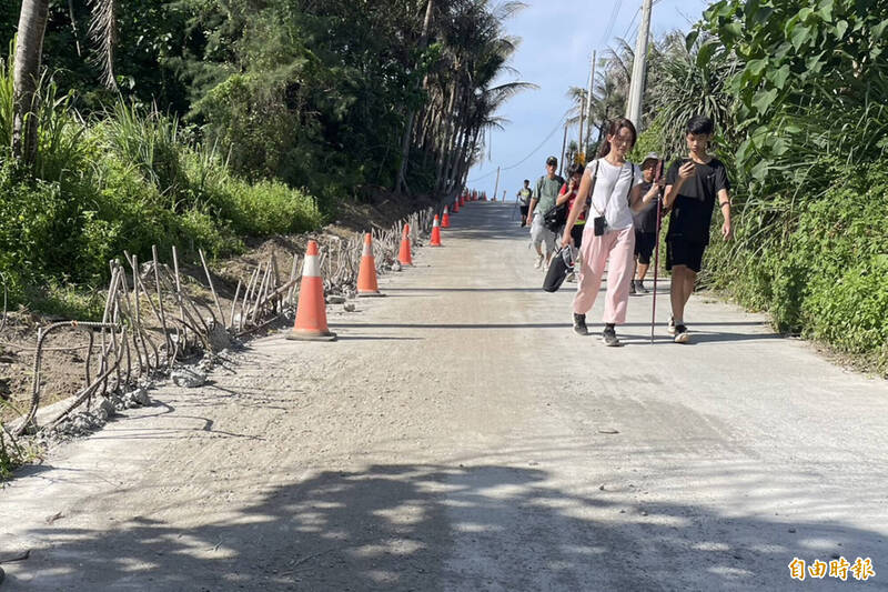 「阿朗壹古道」陸蟹長城拆除落幕，環團盼工程要尊重生態。（記者蔡宗憲攝）