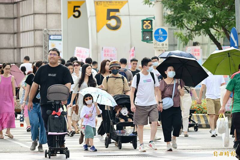 今日東半部、南部地區及恆春半島有局部短暫陣雨，中部以北地區為多雲到晴，午後有局部短暫雷陣雨。（資料照）