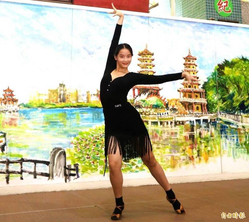 左營國中學生郭品薰7月在越南參加WDSF世界運動舞蹈總會公開賽，一舉拿下青少年、青年單人拉丁雙料冠軍。（記者許麗娟攝）