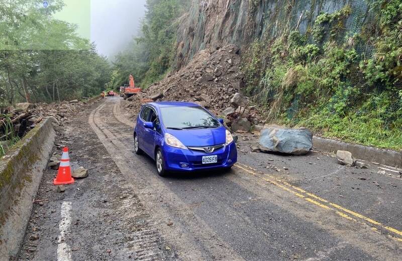 省道台21線新中橫夫妻樹路段因雨崩坍阻斷，經搶修採「單線雙向」通行，並管制5時段放行。（圖由信義工務段提供）