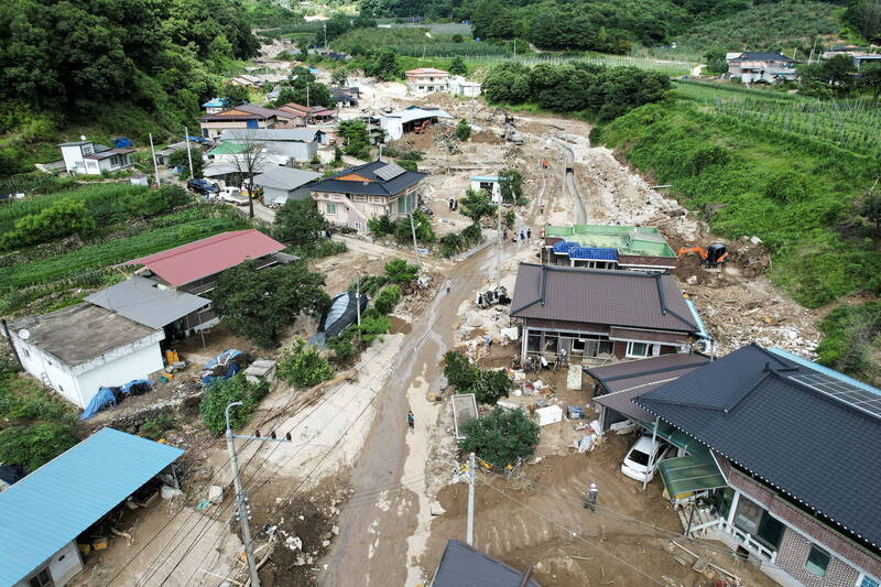 南韓當局統計，截至18日早上6時，強降雨造成41人遇難、9人失蹤，死亡與失蹤總計達50人，達到2011年之後最高的水平，當時死亡和失蹤為78人。圖為慶尚北道醴泉郡。（歐新社）