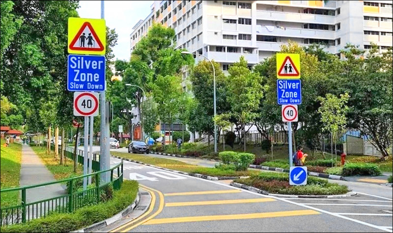 新加坡Silver Zone（樂齡安全區），以彎曲道路或圓環設計，降低車速與事故發生，交通局將借鏡規劃一處示範區。（圖取自新加坡陸路交通管理局官網）