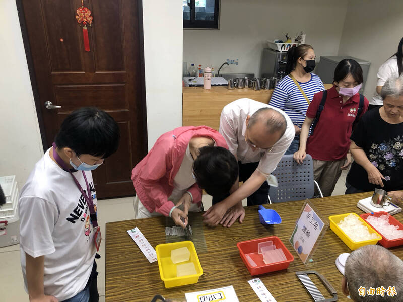 在活動中,學員們與社宅長者、民眾一起互動,從切皂到煮皂、選色、選味道等,指導阿公、阿嬤們製作屬於自己的手工皂。(記者闕敬倫攝) 在活動中,學員們與社宅長者、民眾一起互動,從切皂到煮皂、選色、選味道等,指導阿公、阿嬤們製作屬於自己的手工皂。(記者闕敬倫攝)