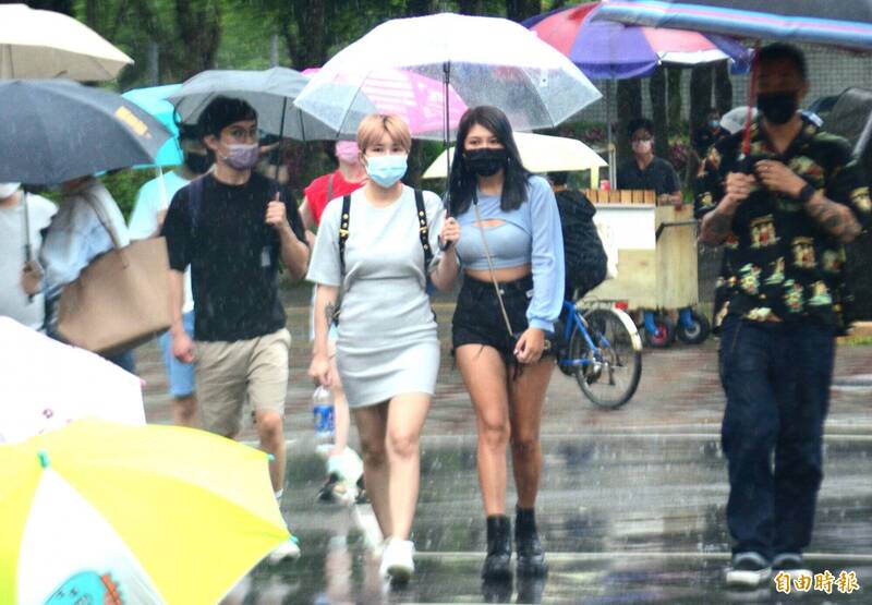 氣象局指出，週四各地天氣炎熱，各地須留意局部大雨及午後雷陣雨。（資料照）