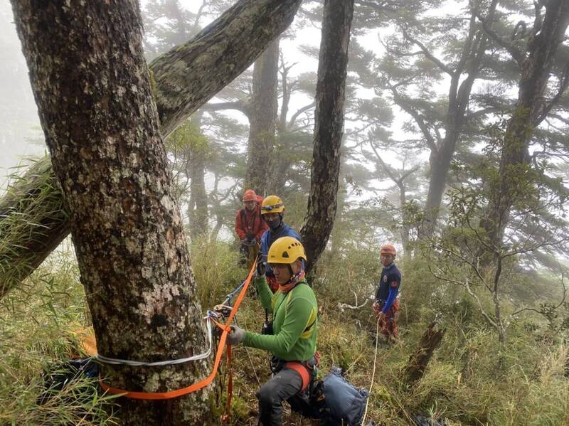 47歲鄭姓女山友跟團走奇萊東稜路線失聯，花蓮縣消防局派遣救難人員前往搜救，今天尋獲生命徵象穩定，目前救援當中。 （花蓮縣消防局提供）