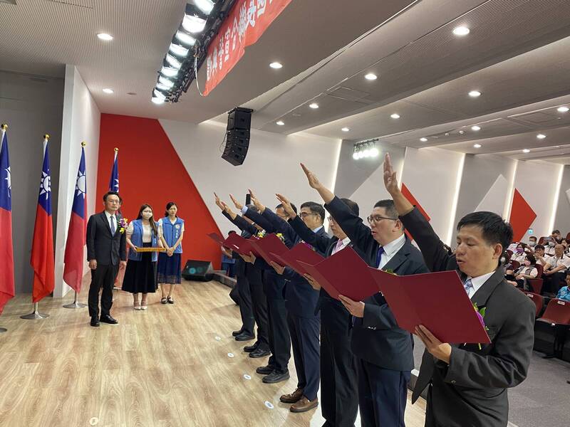 桃市府舉行新任區長聯合宣誓就職典禮，並由副市長蘇俊賓擔任監誓人。（桃市府民政局提供）