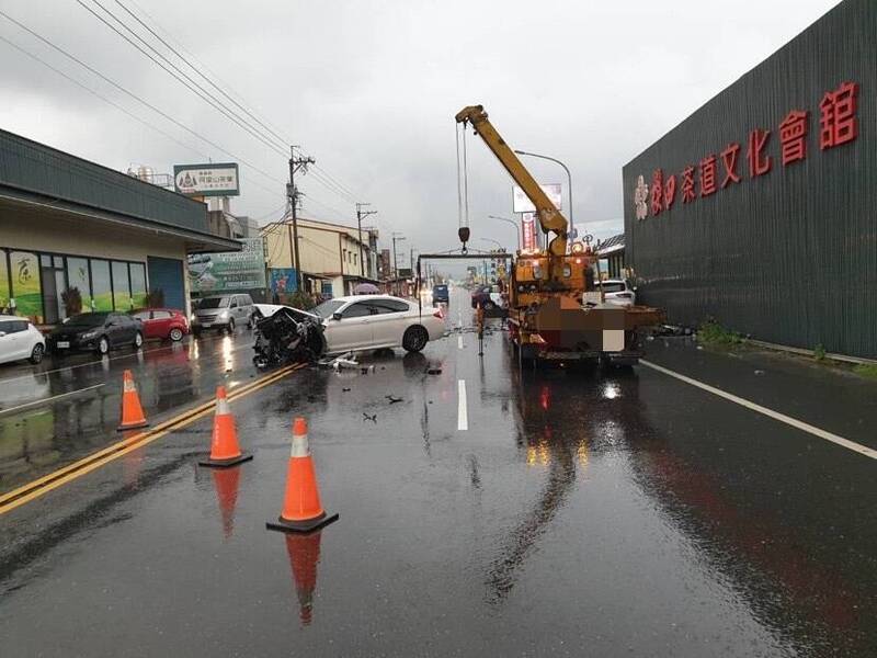 天雨路滑？阿里山公路中埔段BMW衝對向 連撞2車3傷 - 社會 - 自由時報電子報