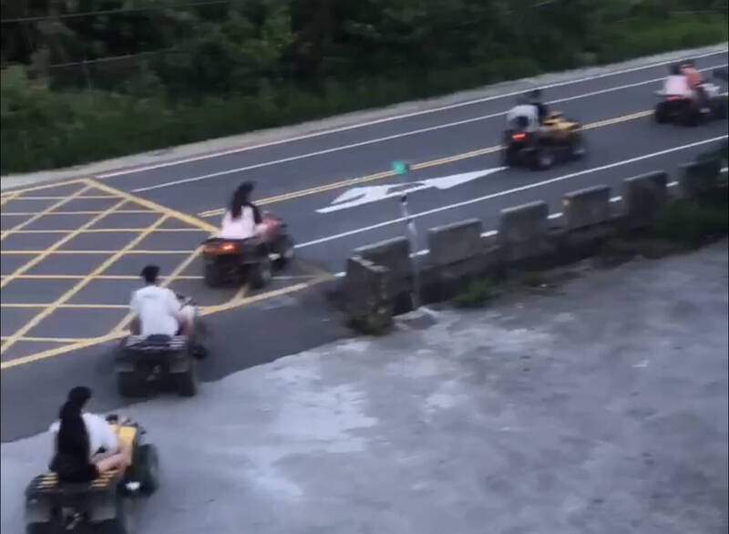 恆春沙灘車竟上馬路，警方強力取締，可罰3600。（記者蔡宗憲翻攝）