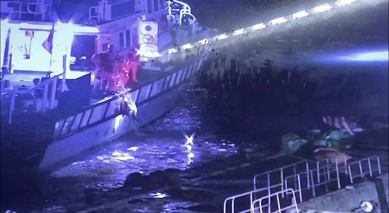 台東富岡漁港昨晚有女子落海，海巡人員救援。（記者黃明堂翻攝）