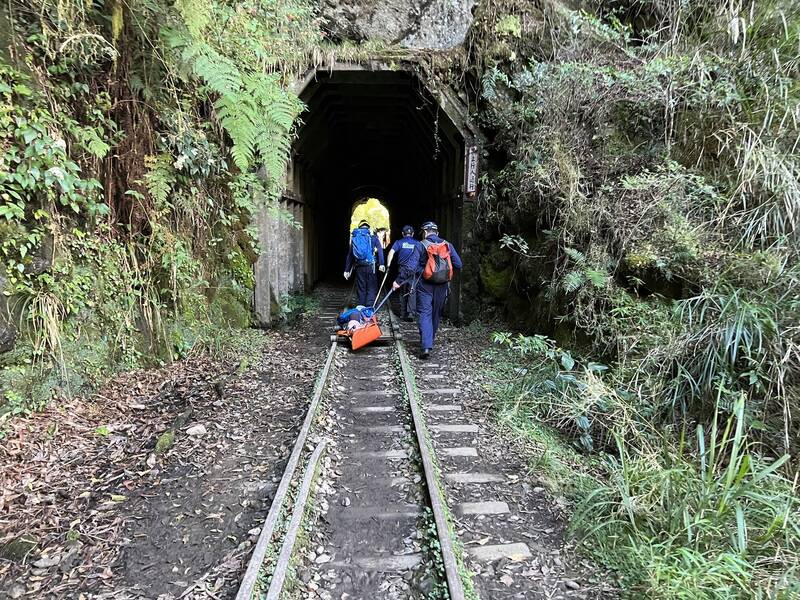 阿里山消防分隊自製軌道台車執行眠月線救援任務。（嘉義縣消防局提供）