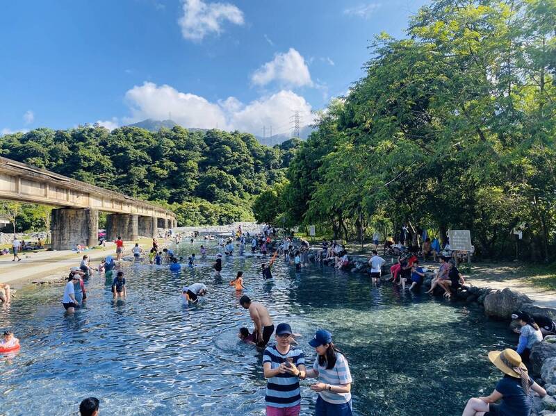 宜蘭縣南澳鄉東岳湧泉是熱門消暑景點。（民眾提供）