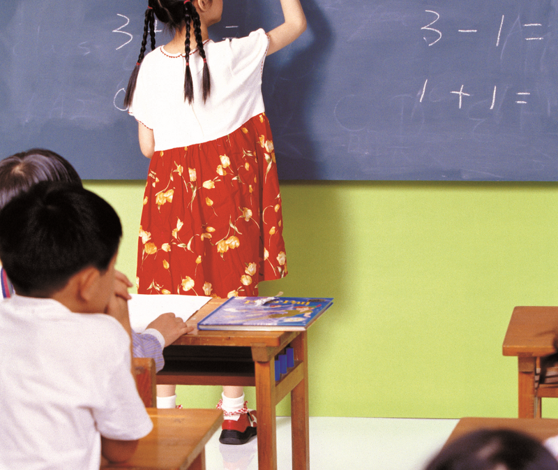 高雄某私立幼稚園5月爆發幼教老師不當體罰，對幼生敲頭、拿書本巴頭、踢頭、丟書包、藤條拍打等，教育局今公布認定委員會決議結果，裁處老師3萬6000元罰鍰，並應接受12小時幼兒輔導管教及情緒管理課程，幼兒園負責人亦遭裁罰3萬6000元。圖非當事人。（情境照）
