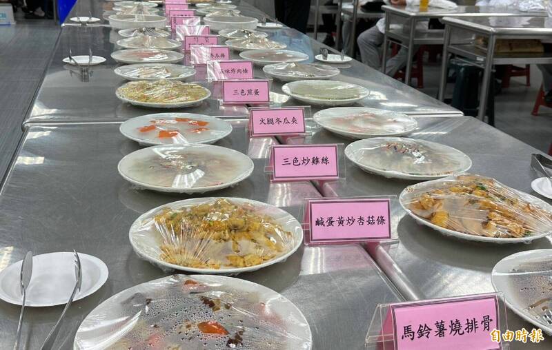 台灣更生保護會台南分會今日發表中餐丙級證照班結訓成果,滿桌佳餚呈現滿滿愛的加油。(記者洪瑞琴攝) 台灣更生保護會台南分會今日發表中餐丙級證照班結訓成果,滿桌佳餚呈現滿滿愛的加油。(記者洪瑞琴攝)