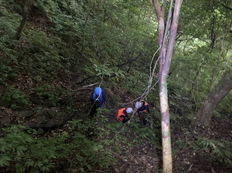 5男2女在老梅瀑布附近迷路，25名消防隊員上山救援。（記者林嘉東翻攝）