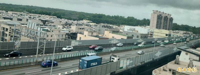 台88線鳳山交流道路肩將改減速漸變車道8月底完工。（記者陳文嬋攝）