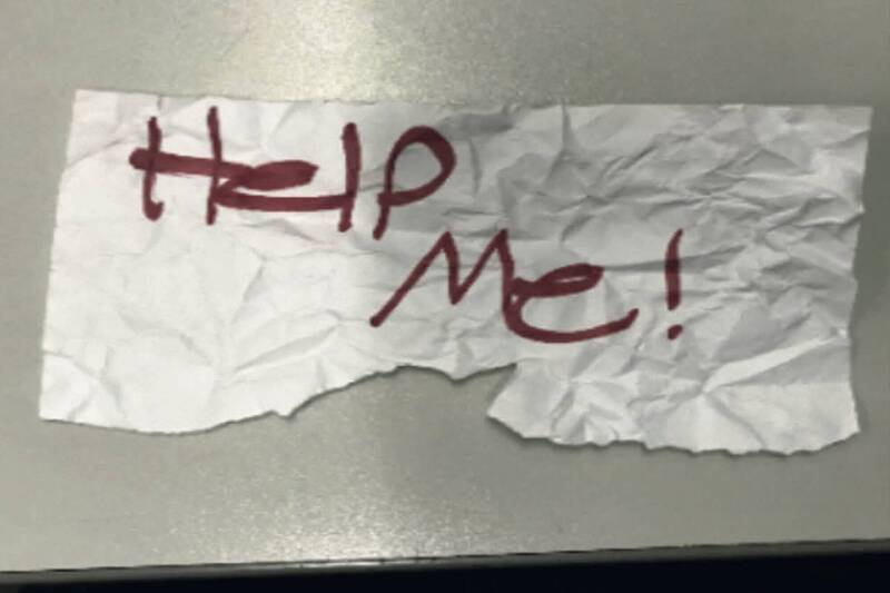 美国一名13岁女童遭到绑架，趁歹徒离开车子时写求救纸条朝车窗外挥舞，被路人发现后即时报警，成功获救。（美联社）(photo:LTN)