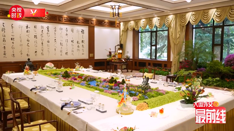 习近平在北京钓鱼台国宾馆为季辛吉举行精心布置的午宴，餐桌用大量鲜花铺成一幅山水卷轴。（图撷取自微博）(photo:LTN)