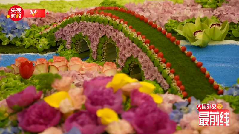 餐桌中央的鲜花画卷上有一座五拱桥，正好就是钓鱼台宾馆上的一座桥。（图撷取自微博）(photo:LTN)