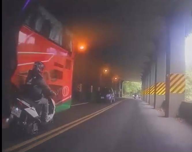 機車騎士似乎聽到遊覽車的喇叭聲才回神,趕緊拉回龍頭,人車就這樣緊貼遊覽車而過。(擷自記者爆料網) 機車騎士似乎聽到遊覽車的喇叭聲才回神,趕緊拉回龍頭,人車就這樣緊貼遊覽車而過。(擷自記者爆料網)