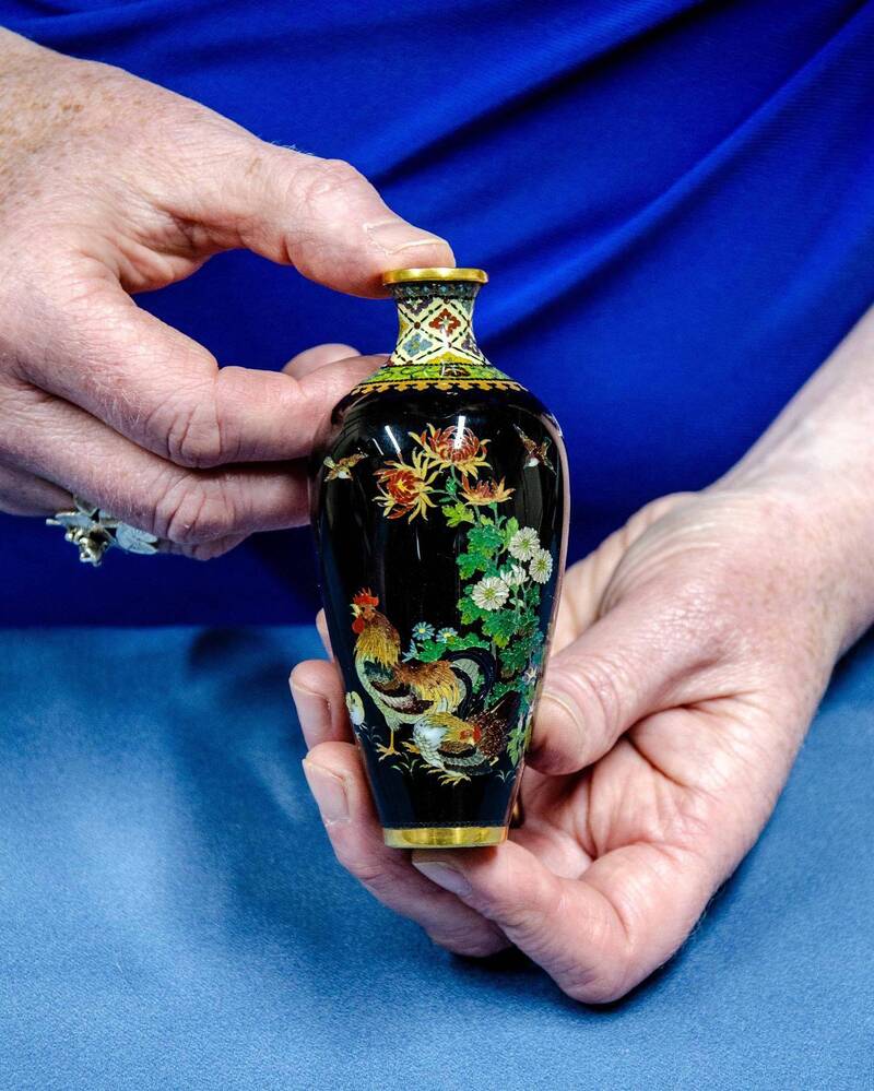 英国一对夫妇在一间二手杂货义卖商店，花了2.5英镑（约新台币97元）买下一个漂亮的小型花瓶，结果事后经专家鑑定得知，它其实是出自日本明治时代知名陶瓷艺术家之手，市价约有1万英镑（约新台币38.9万元）。（图撷取自The Canterbury Auction Galleries 脸书粉专）(photo:LTN)