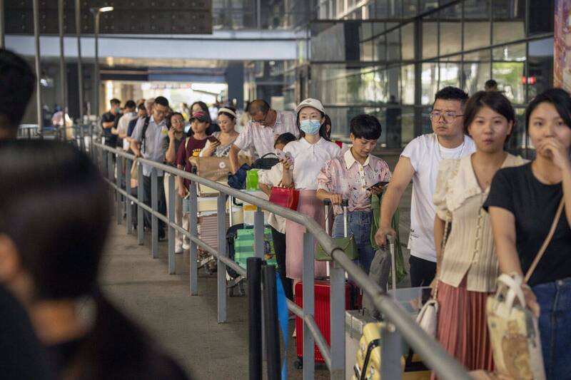 中国驻汶莱大使馆与驻新加坡使馆分别于21日、23日发布重要通知，指中国将自本月26日（週三）0时起，恢复对汶莱及新加坡两国公民的15天免签入境政策，图为上海虹桥机场。（彭博）(photo:LTN)