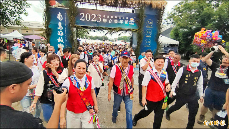 鴻海創辦人郭台銘受花蓮縣長徐榛蔚、立委傅崐萁邀請，昨到花蓮參加聯合豐年節觀光活動。（記者王錦義攝）