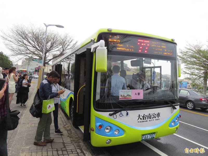 南市交通局表示，明天萬安演習期間，南市營駛中公車應立即安全停靠路側，計程車也應於安全處停靠並暫時停表計費。（記者蔡文居攝）