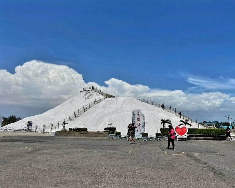 七股鹽山遊樂區擴大開發案審議通過，位於雲嘉南濱海國家風景區內，鄰近台江國家公園，可望進一步提升沿海地區觀光遊憩發展。（圖由南市都發局提供）