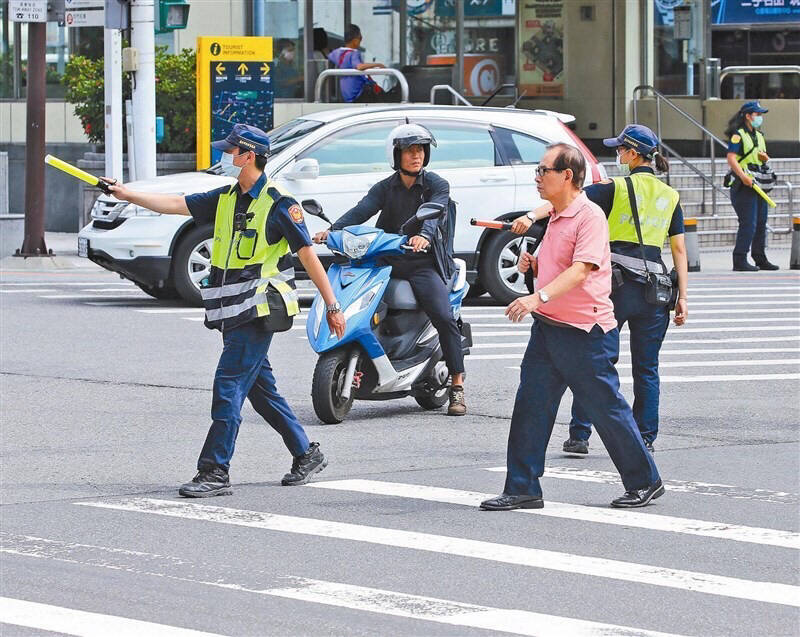 交大統計，今年3月至6月共取締車輛不暫停讓行人計14975件。（警方提供）