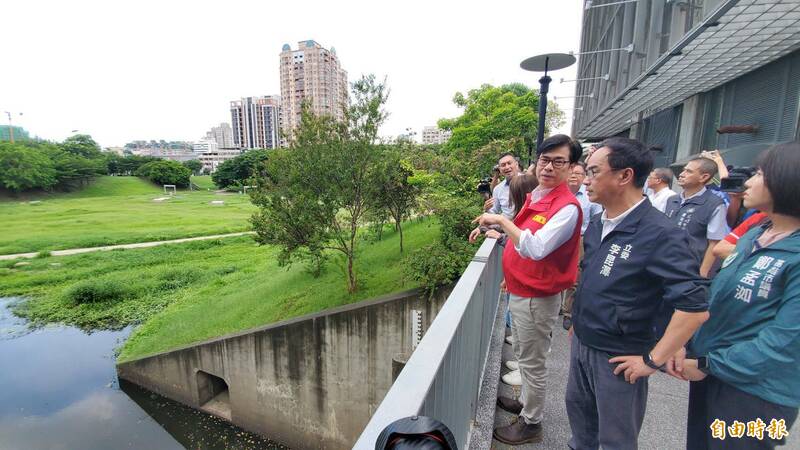 市長陳其邁今視察寶業里滯洪池及抽水站。（記者陳文嬋攝）