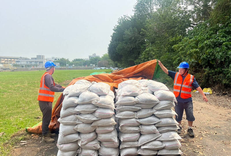 因應颱風杜蘇芮恐挾帶豐沛雨量，雲林縣政府及各公所已備妥1萬6135包沙包。（圖由水利處提供）