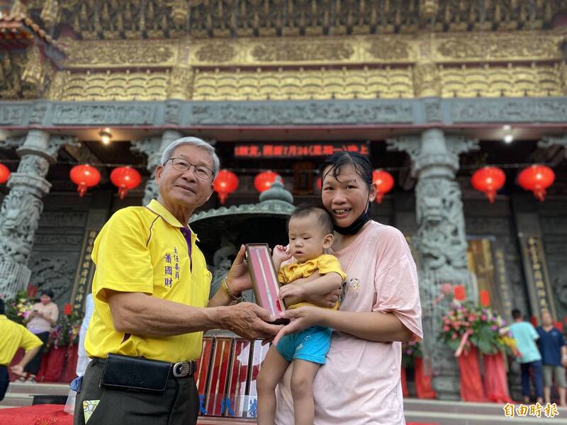 布袋嘴寮代天府文化祭推出百年刺竹文昌筆，其中10個月大男童也跋得，為年紀最小幸運兒。（記者王姝琇攝）