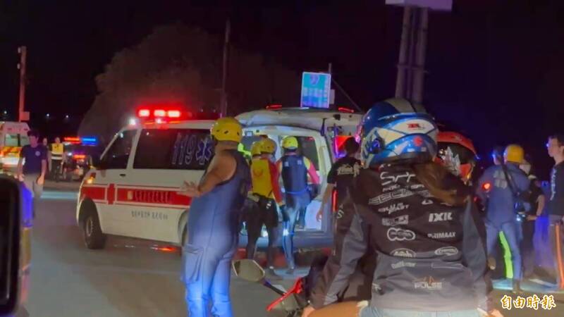 救難人員將呂男抬上救護車，送往基隆長庚醫院搶救。（記者吳昇儒攝）