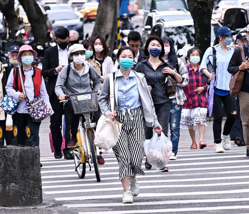 週二（25日）受颱風外圍環流影響，東半部地區及恆春半島整天有不定時的短暫陣雨，並有局部較大雨勢發生的機率，其他地區為多雲到晴。（記者方賓照攝）