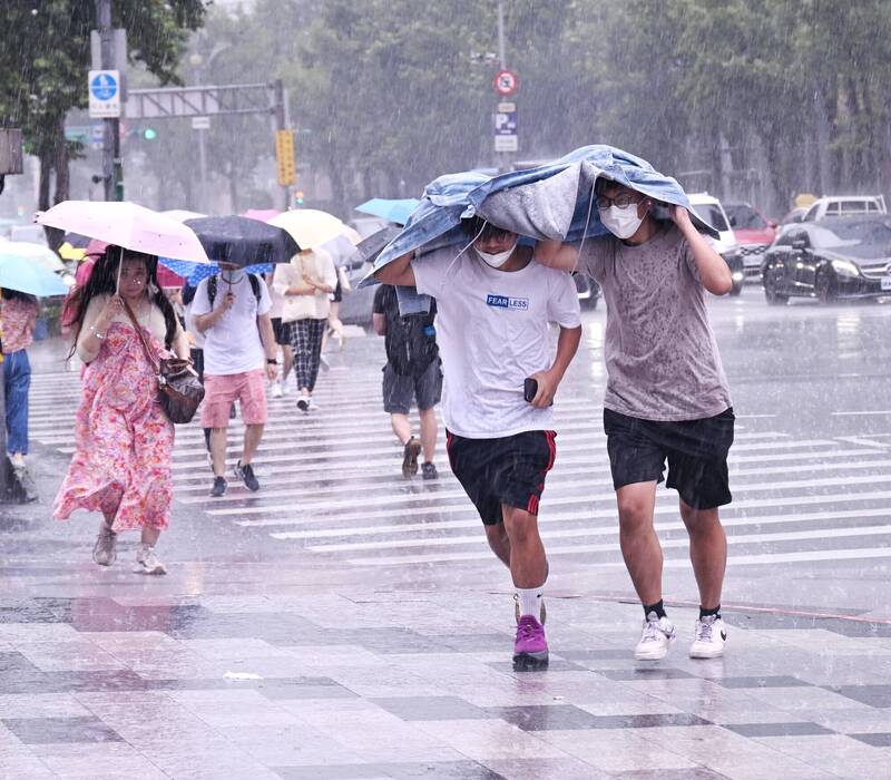 受颱風及其外圍環流影響，週三（26日）至週五東半部地區及恆春半島有陣雨，並有大雨或豪雨發生的機率。（記者方賓照攝）