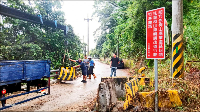 玉里鎮赤科山產業道路，昨天傍晚6點起進行預警性封路。（玉里鎮公所提供）