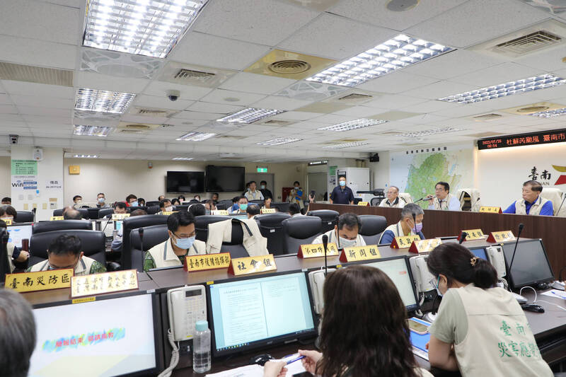 杜蘇芮颱風來襲，26日上午台南市府在消防局開設一級應變中心並開工作會報。（圖：台南市府提供）