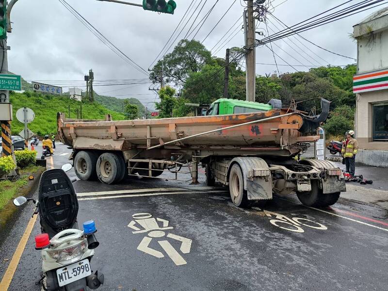 1輛砂石車疑因天雨路滑，車身打滑，「折甘蔗式」自撞路旁電桿，車頭和車身「折成」2截，林姓駕駛膝部挫傷送醫治療。（記者林嘉東翻攝）