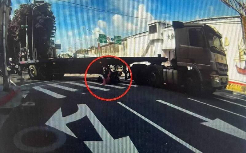 胡姓機車騎士險遭輾斃。(記者王冠仁翻攝) 胡姓機車騎士險遭輾斃。(記者王冠仁翻攝)