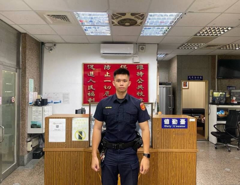 民生西路派出所警員馬立倫及時喝令聯結車停車,避免意外發生。(記者王冠仁翻攝) 民生西路派出所警員馬立倫及時喝令聯結車停車,避免意外發生。(記者王冠仁翻攝)