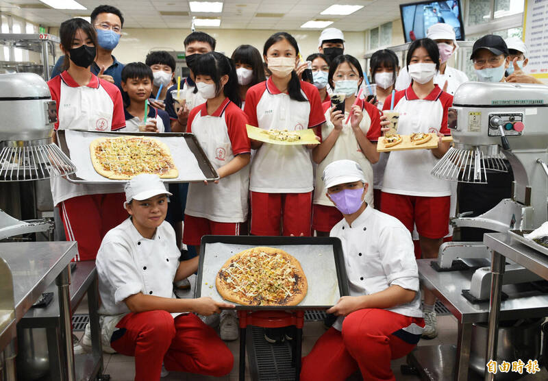 桃園市龍岡國中生至啟英高中樂上「雪Q餅伴手禮、照燒燻雞披薩、仙草凍奶茶」探索體驗營。（記者李容萍攝）