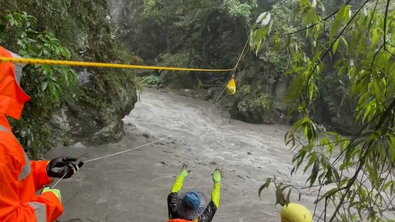 救護人員利用拋繩槍將糧食、保暖衣物等運送到對岸，避免受困男女飢餓受凍。（台東縣消防局提供）