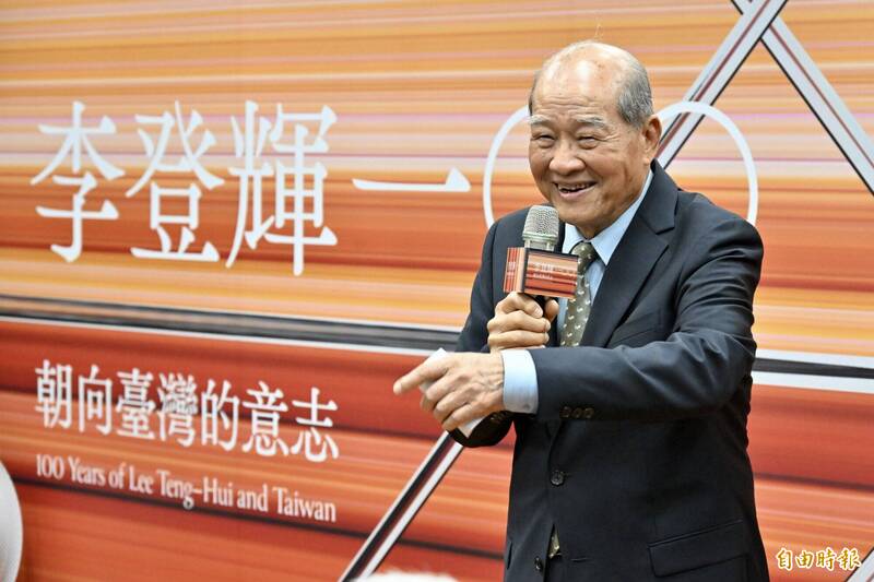 曾任陸委會主委的前台聯黨主席黃昆輝也曾當面質疑馬英九:「英九兄,你當時是副主委,我當時是主委,何來九二共識?請你說來聽聽。」(資料照,記者叢昌瑾攝) 曾任陸委會主委的前台聯黨主席黃昆輝也曾當面質疑馬英九:「英九兄,你當時是副主委,我當時是主委,何來九二共識?請你說來聽聽。」(資料照,記者叢昌瑾攝)